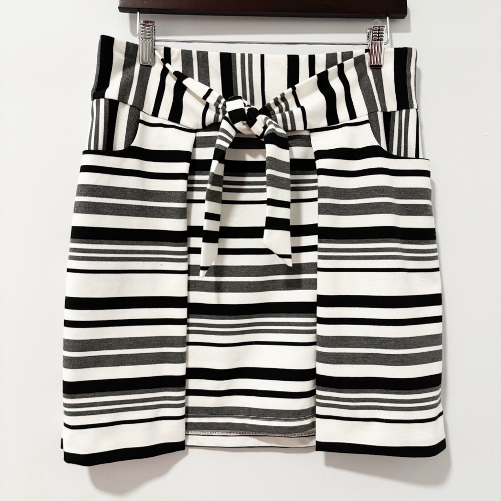 CAbi Grandstand Mini Skirt Womens‎ Size Small Black & White Striped Tie-Waist